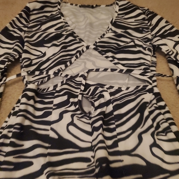 Pretty Little Thing Monochrome Zebra Print Tie Bust Cut Out Bodycon Dress - Picture 5 of 8